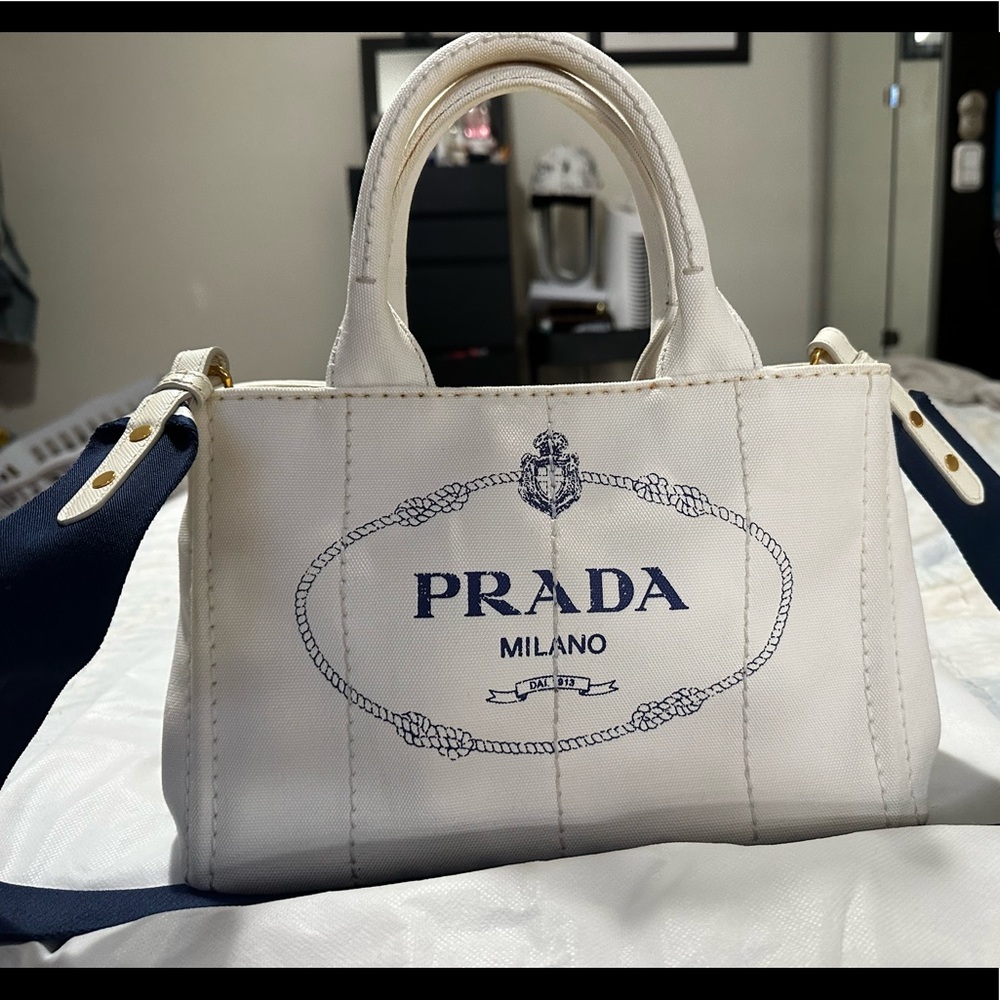 Prada canapa